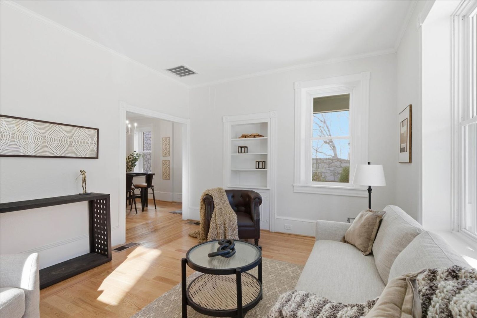 Red Lion Apartment: 305 W Broadway