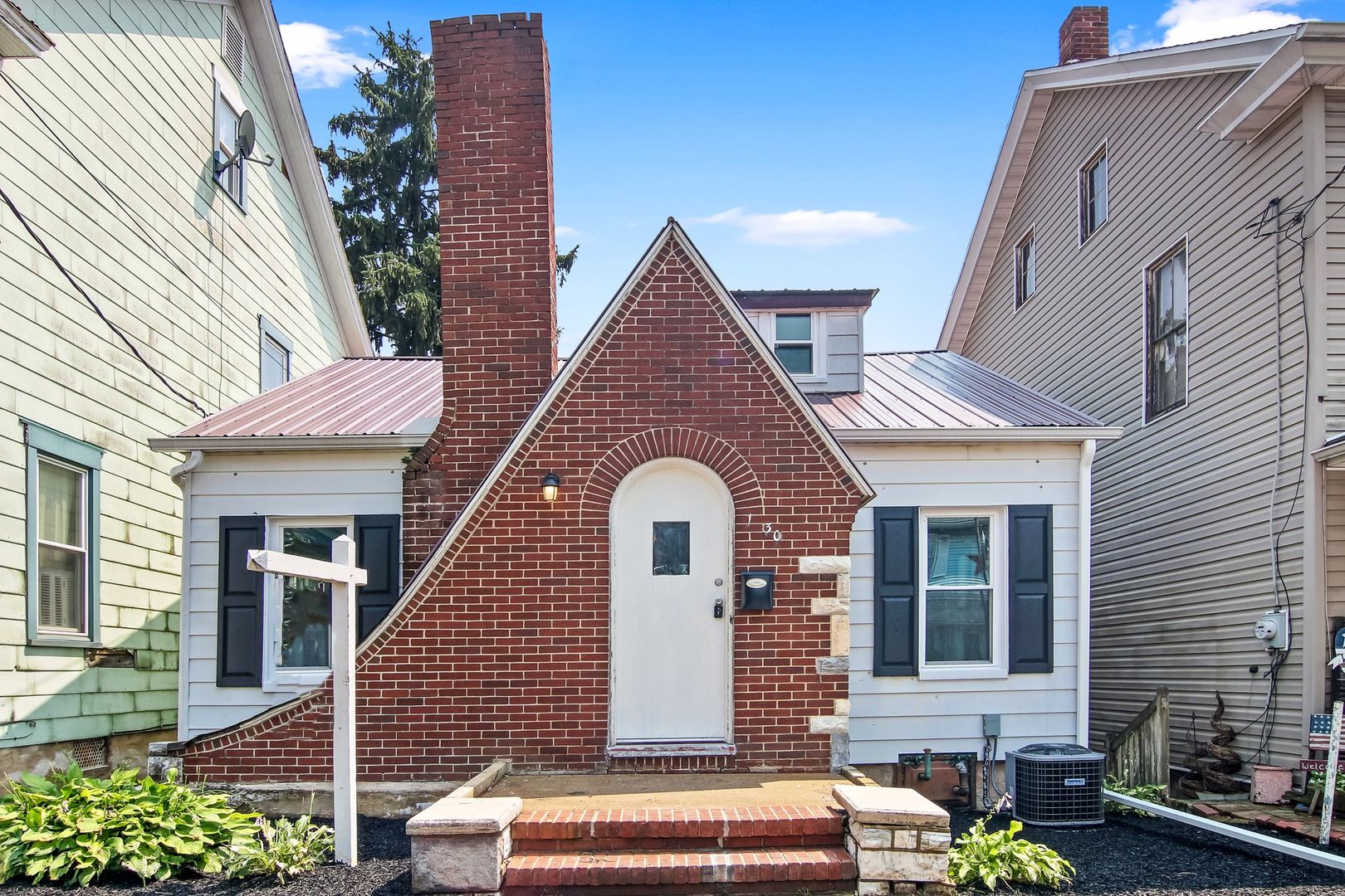 Elizabethville House: 130 W Main St