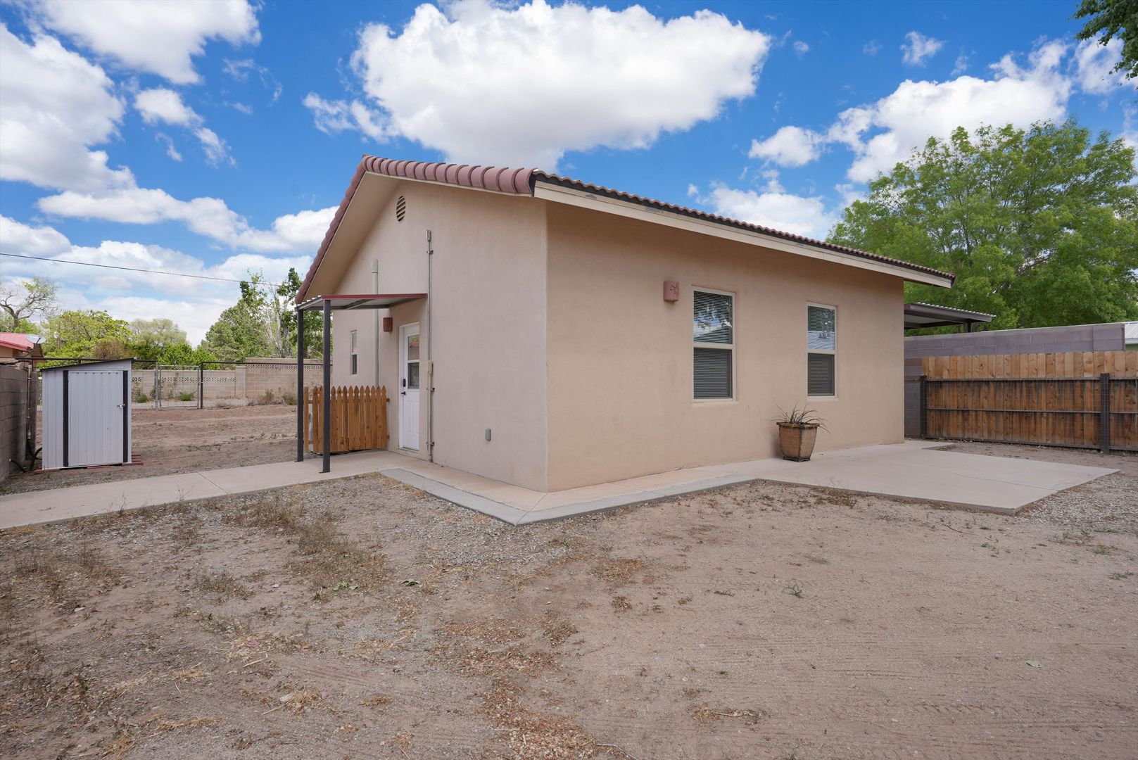 Albuquerque House: 707 Alameda Blvd NW