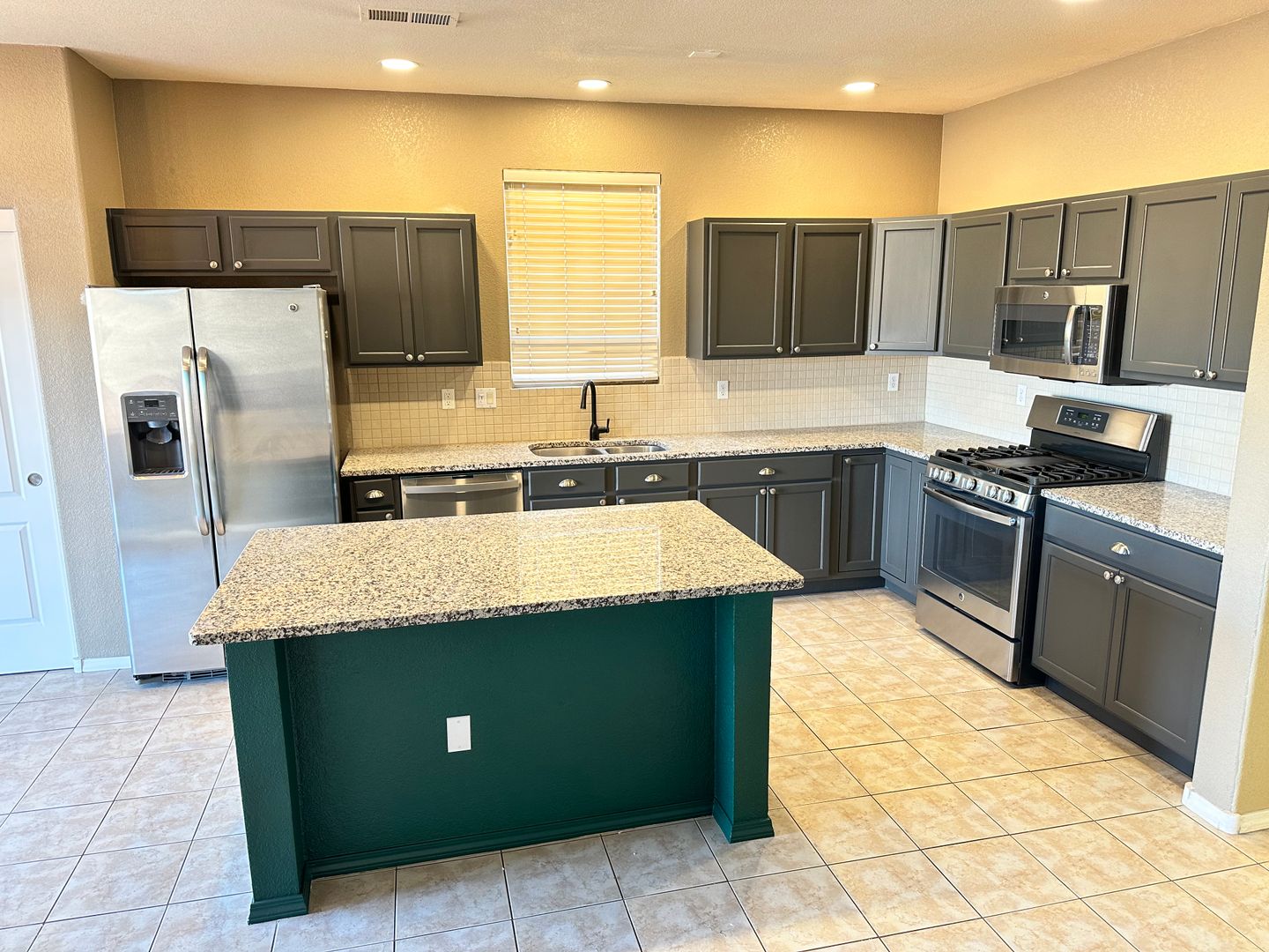 Rio Rancho House: 1384 Peppoli Loop SE