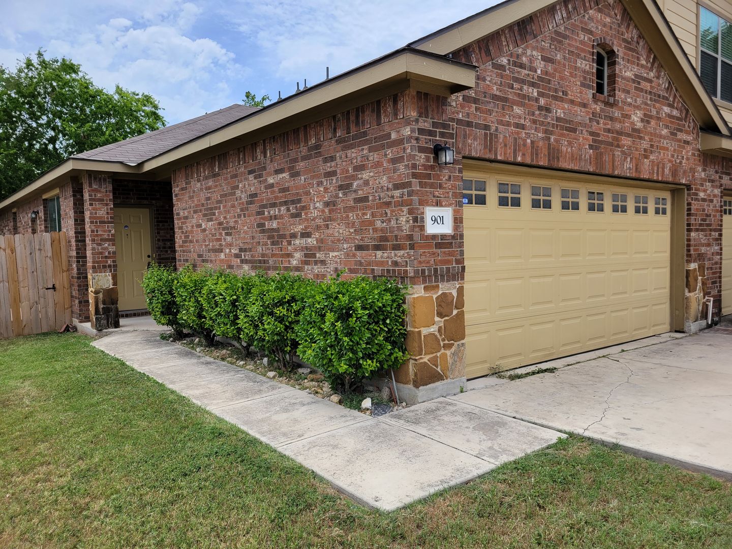 New Braunfels House: 901 Brown Rock
