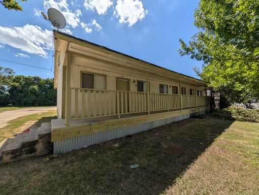 1/1 Triplex with easy access to IH 35 for Commuters! Fridge Included / NO Carpet! – photo 1