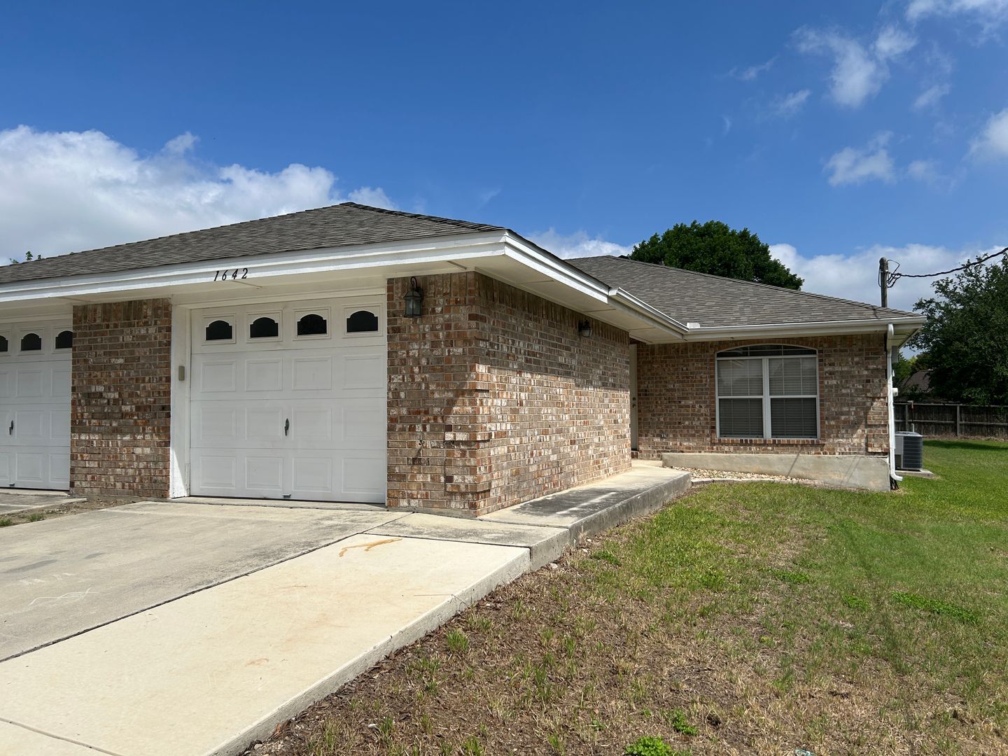 New Braunfels House: 1642 W County Line Rd