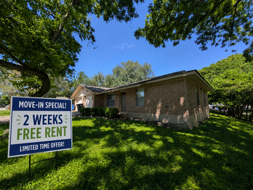 Walk to Torrey Park, and Live Minutes from Historic Gruene! 2/1/1 Duplex on a Corner Lot with Refrigerator Included! NBISD *2 weeks free rent* – photo 1