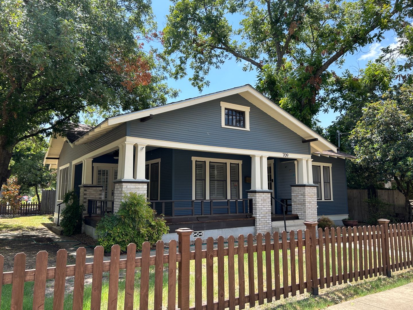 New Braunfels House: 709 W. Coll St.