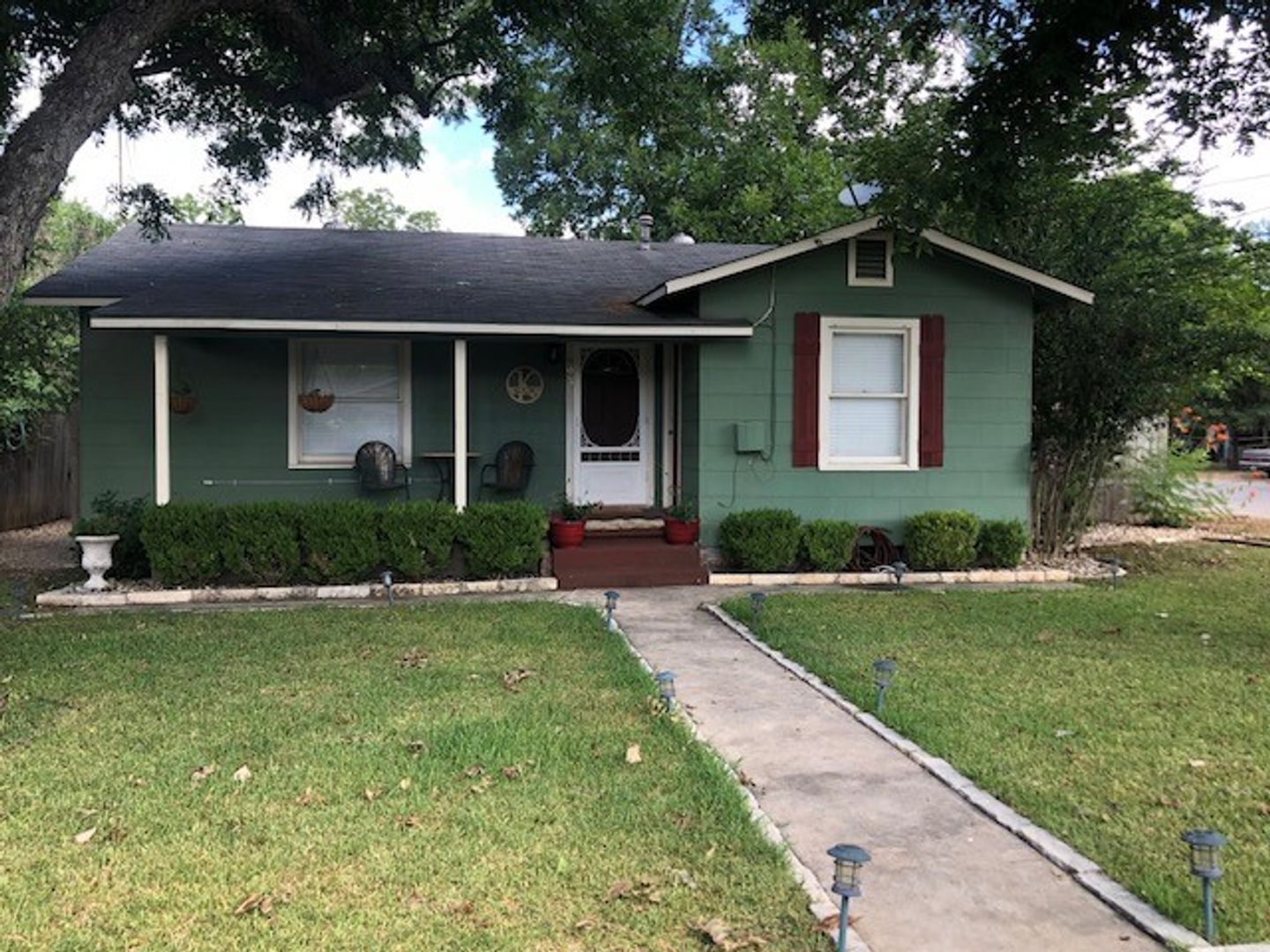 New Braunfels House: 893 Pine St