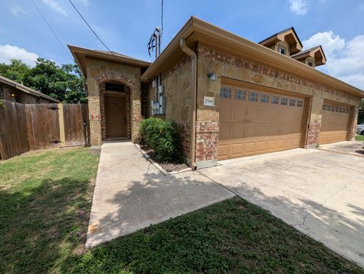 3/2/2 Duplex off HWY 46 / Fridge / Interior Washer & Dryer Connections / Fenced in Backyard / CISD – photo 1