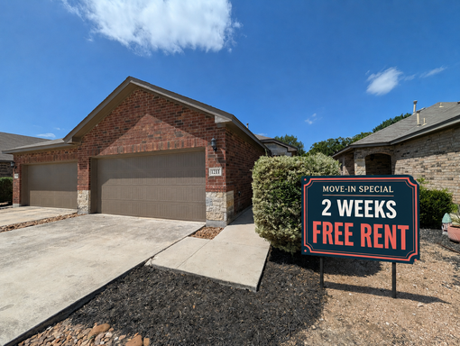 Less than 1 Mile to Gruene / Fridge Included/ Gas Cooking / Covered Patio / CISD *2 weeks free rent* – photo 1