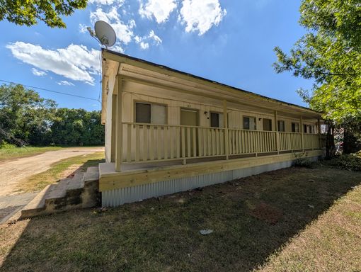 1/1 Triplex - End Unit /No Carpet / Vinyl Plank Flooring / Lots of Parking / CISD – photo 1