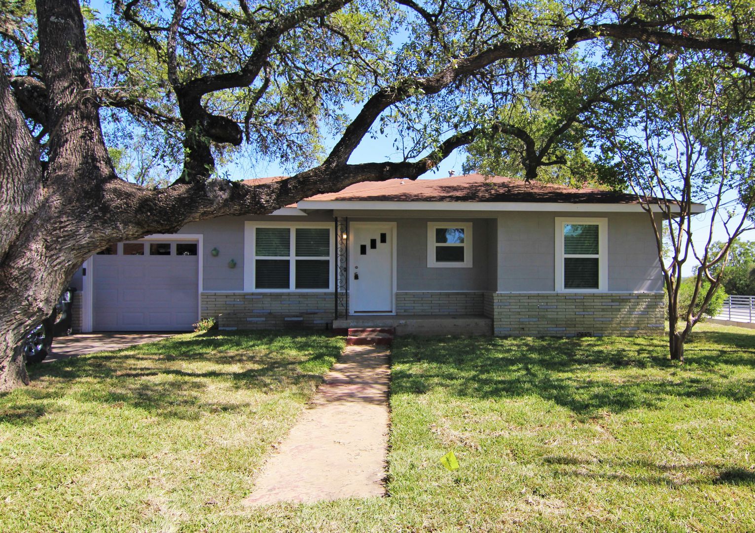 New Braunfels House: 106 Woodland Ave.