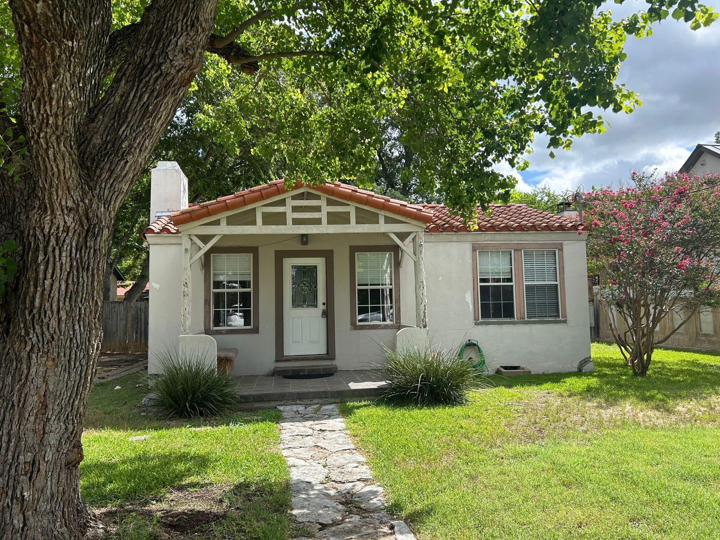New Braunfels House: 1030 Cole Avenue