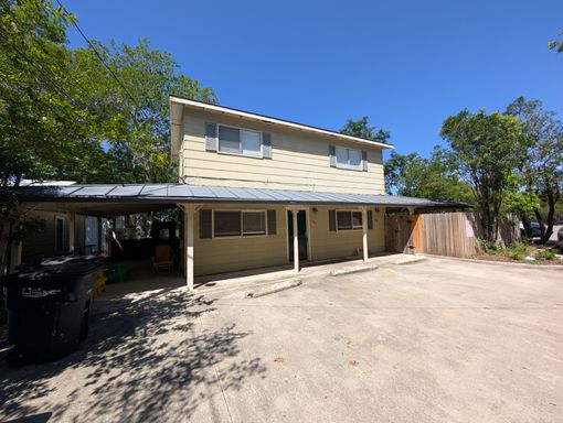 Walk to the Comal River, Schlitterbahn, & Downtown NB /1/1 Duplex with Courtyard! Includes Fridge, Washer, Dryer / NBISD – photo 1