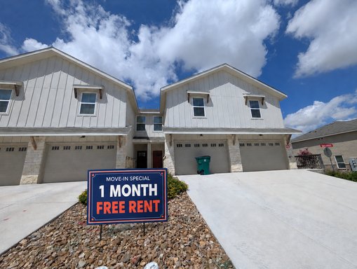 1 MONTH FREE RENT/ 3/2.5/1.5 Fourplex Close to IH35 for Commuters! Fridge, Washer & Dryer Included /NBISD – photo 1