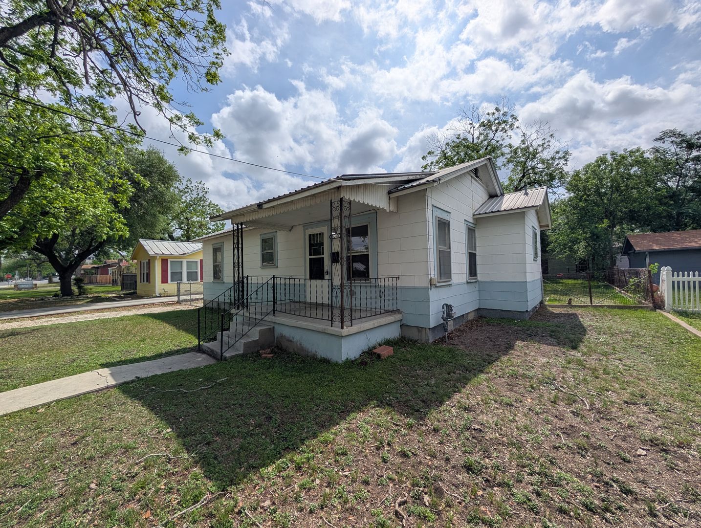 New Braunfels House: 1185 W Mill St