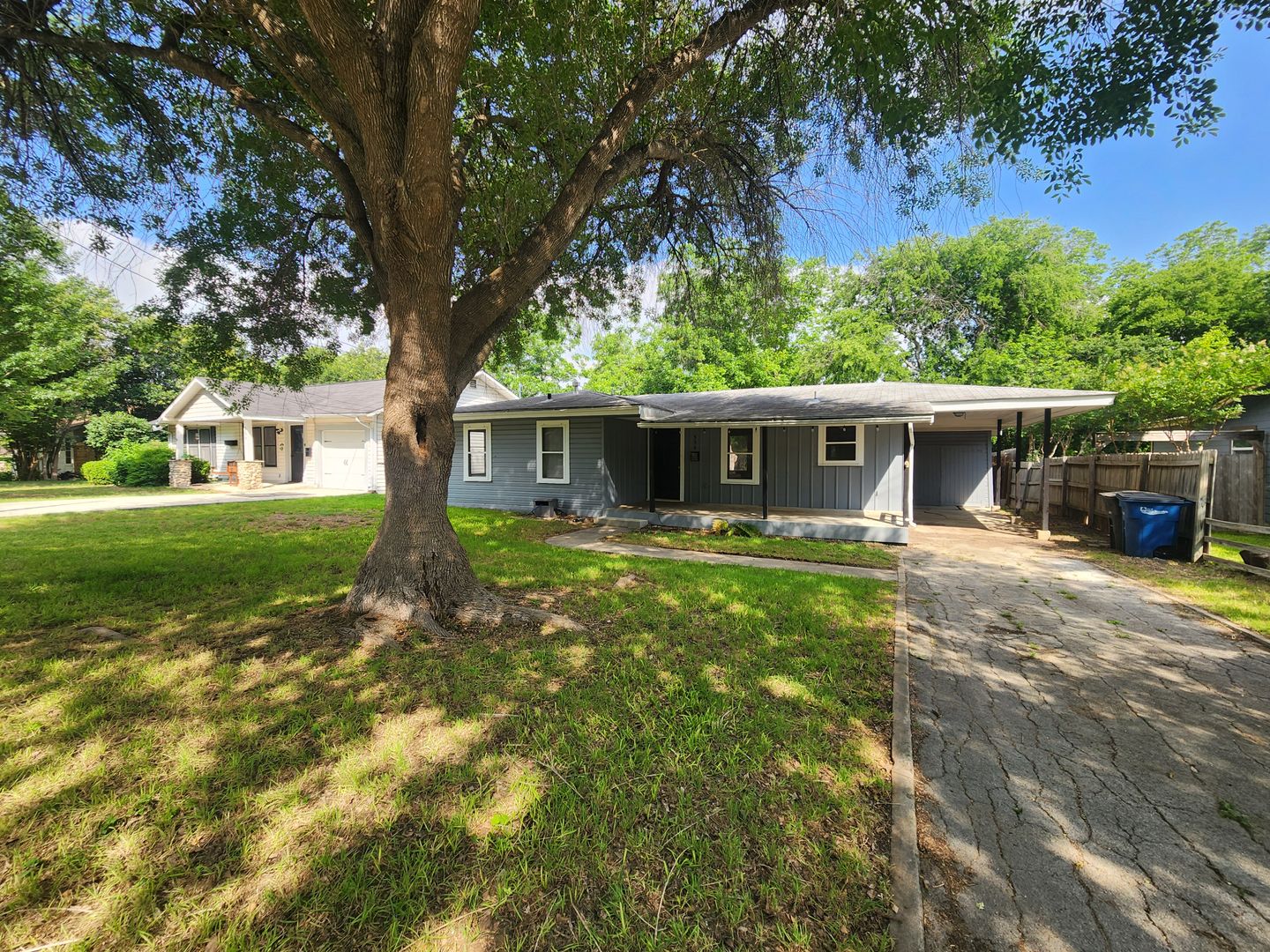 New Braunfels House: 554 Lee St