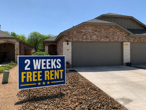 Walk to Historic Gruene / Fridge /No Carpet / Gas Cooking / Fenced in yard / CISD *2 weeks free rent* – photo 1