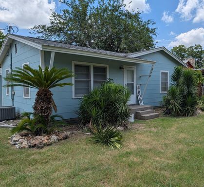 2/1 House With a Detached Garage / Garage Has Pool Table & Bathroom / Large Corner Lot / NBISD – photo 1