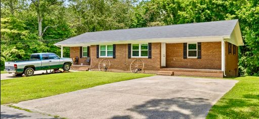 555 E Garden Farm Rd. "B" - Charming 2 bed/1 bath rental unit in North Georgia! $1,225/mo.