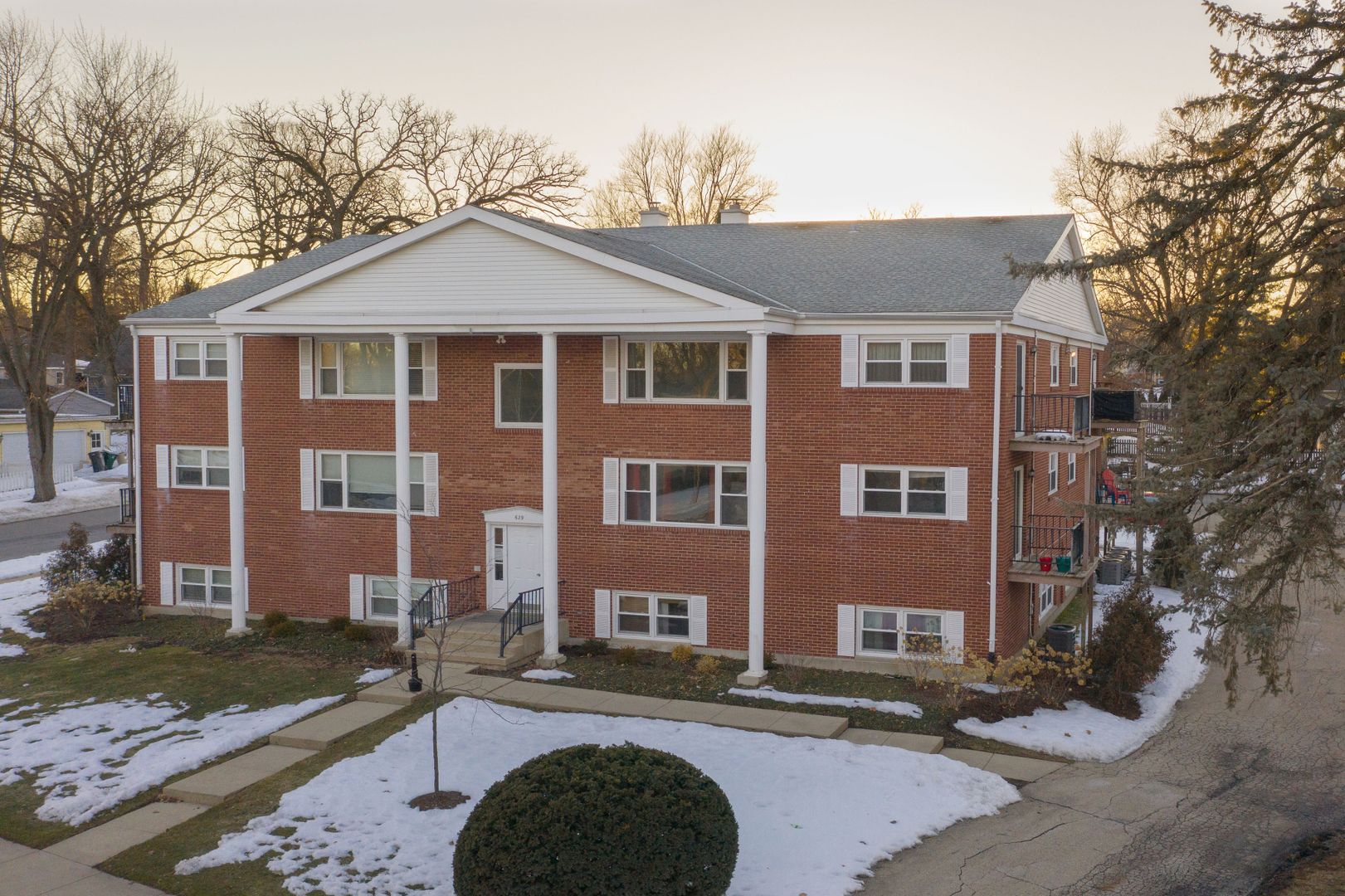 Batavia Apartment: 629 S. Batavia Avenue