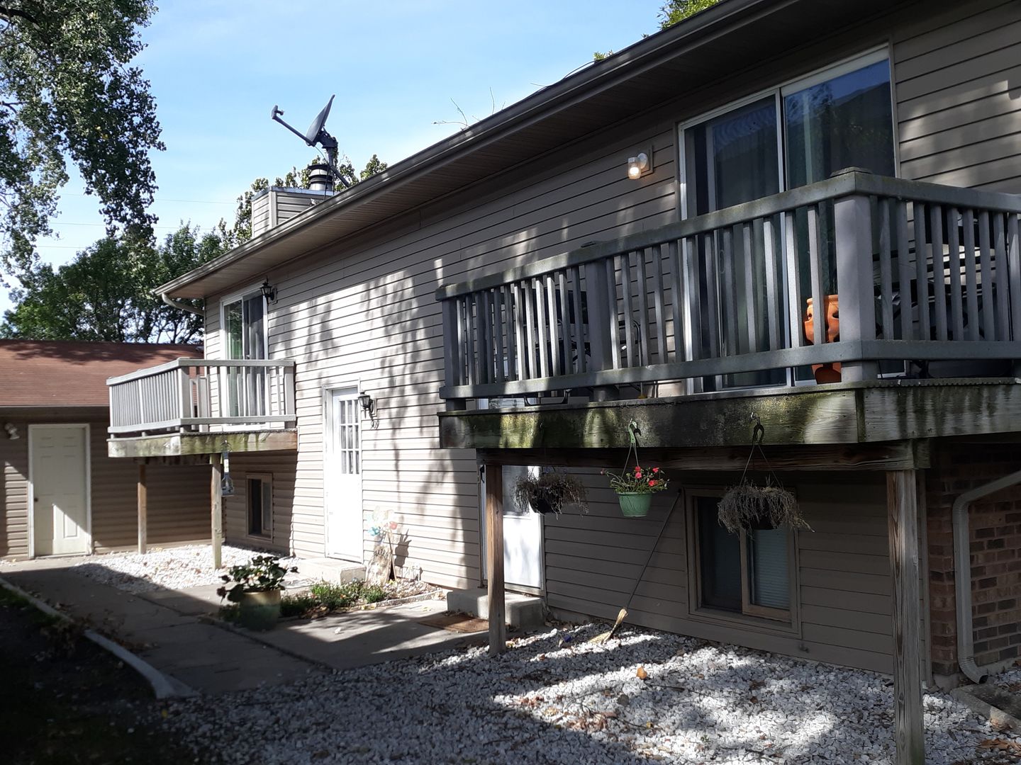 Ames Apartment: 909/911 North Dakota