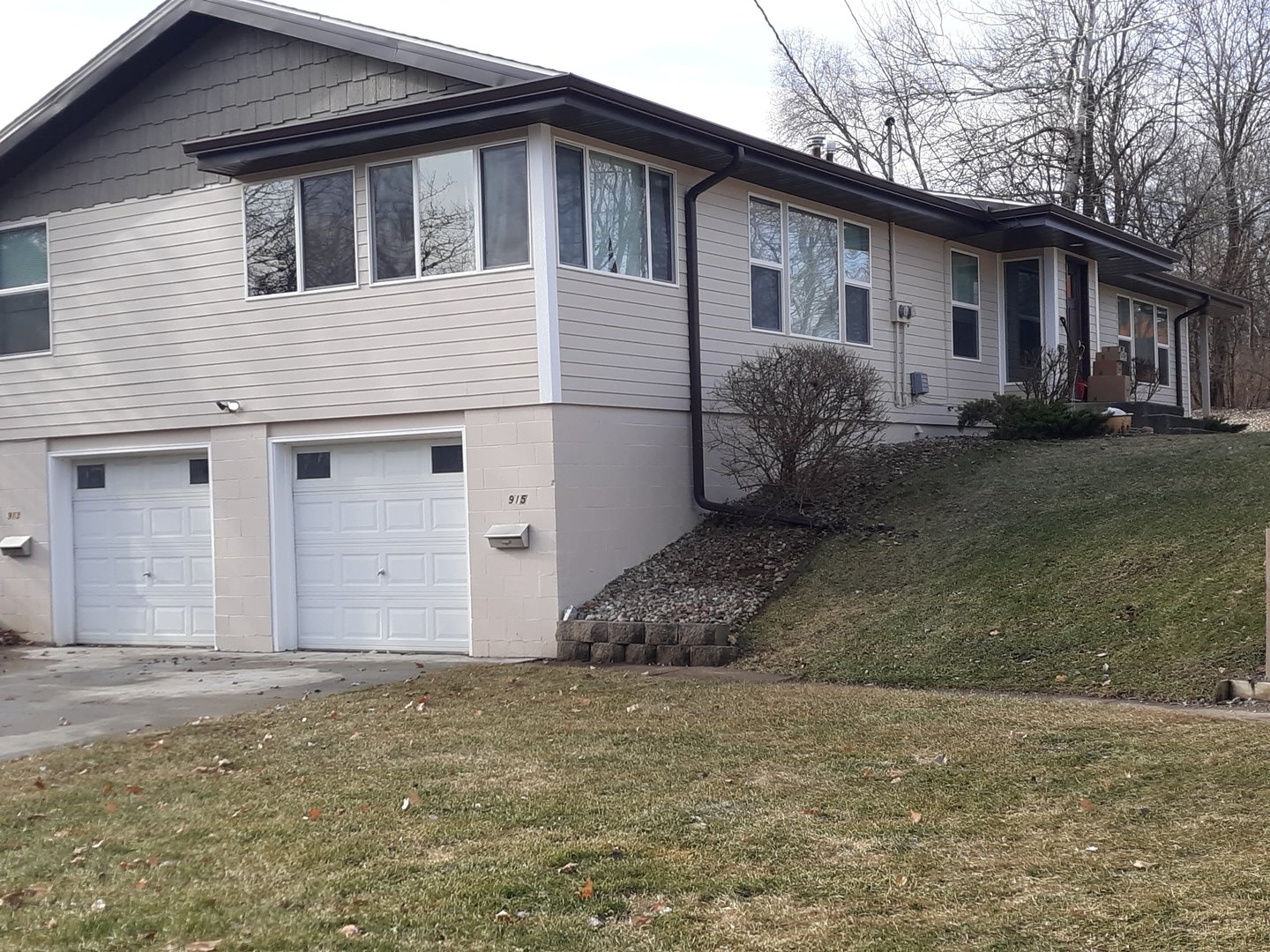 Ames Apartment: 913/915 Garfield