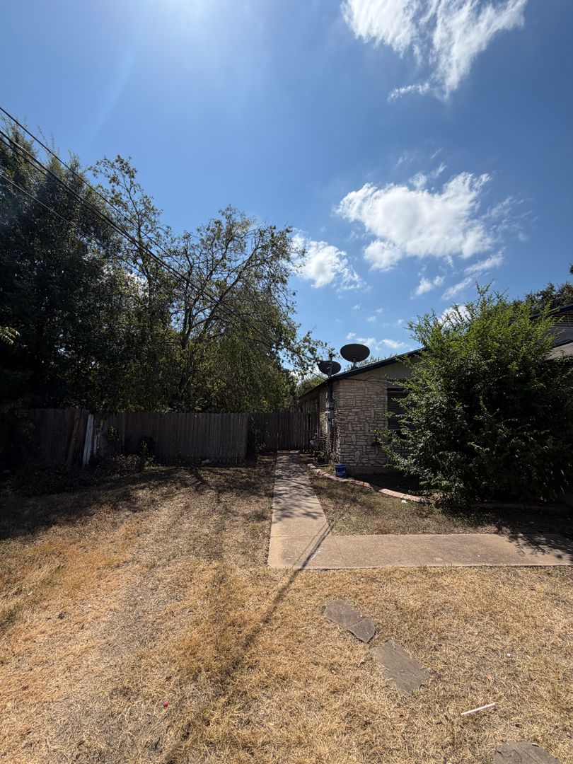 Leander Apartment: 704 Osage Drive