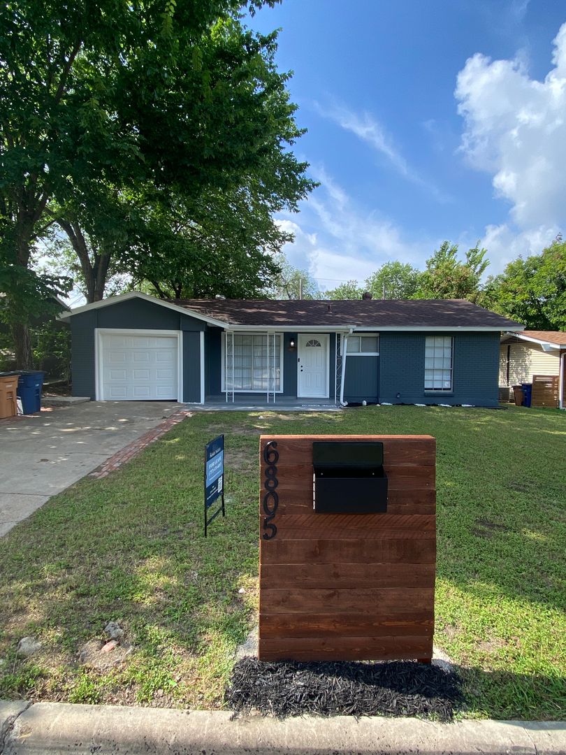 Austin House: 6805 Dubuque Lane