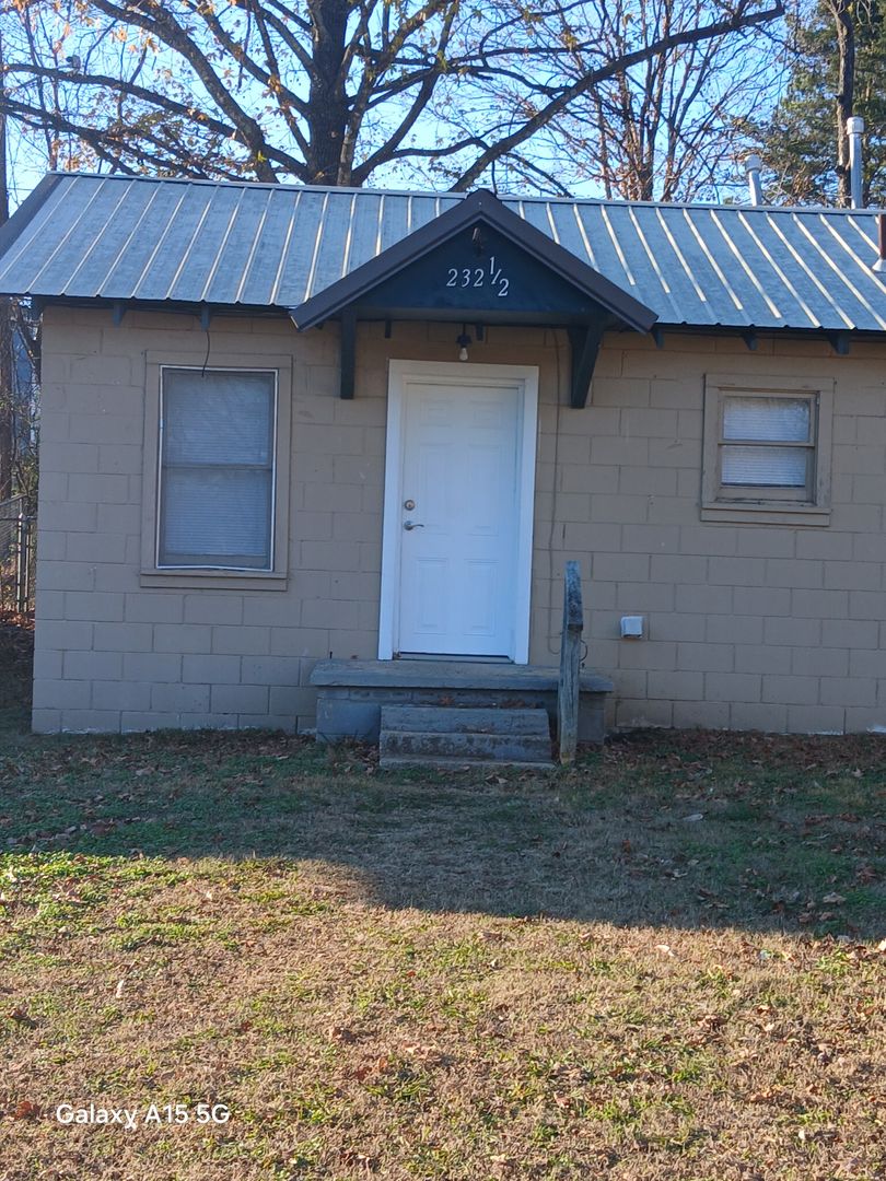 Tahlequah Apartment: 232-232 1/2 Wilson