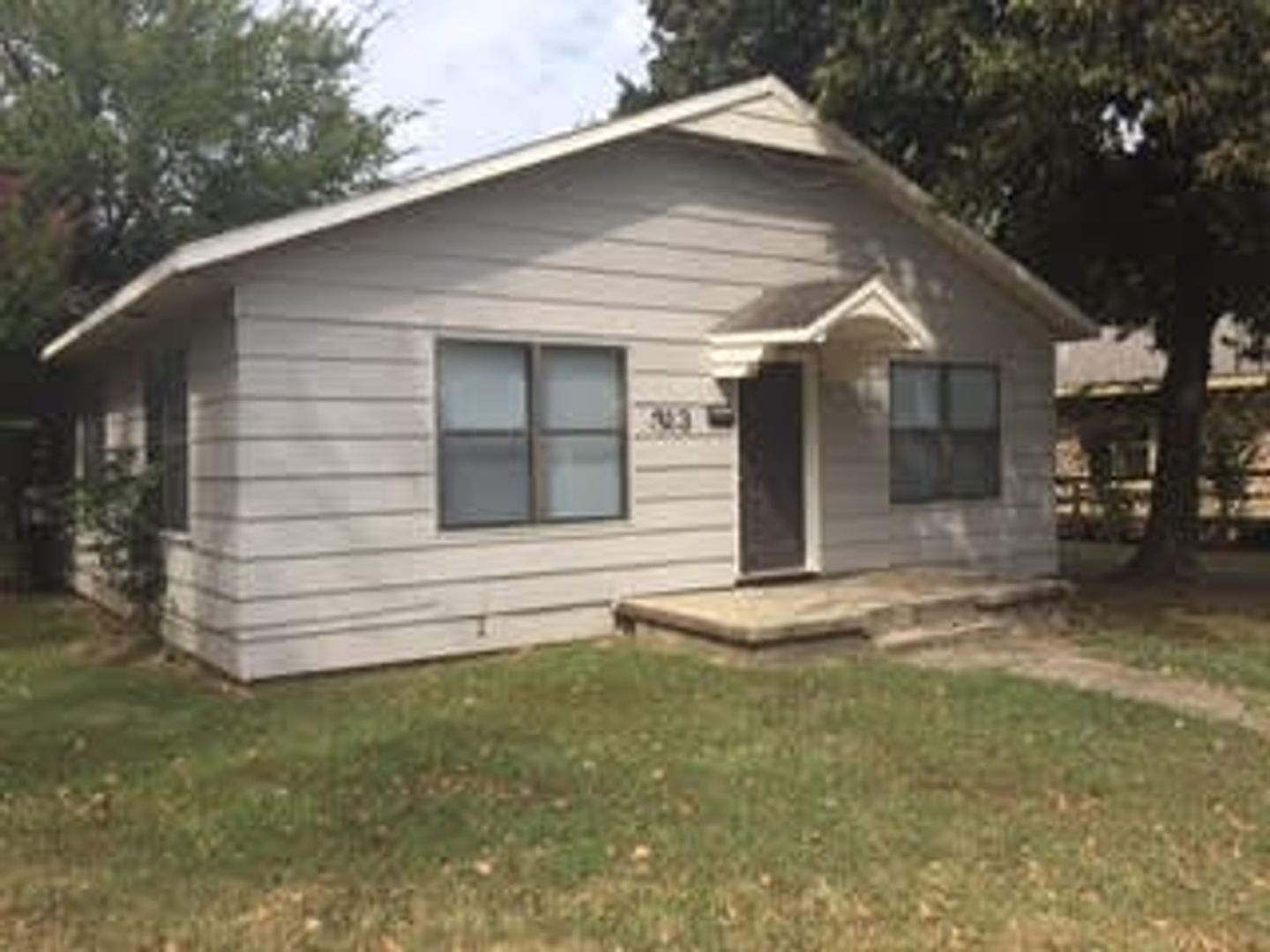 Tahlequah House: 313 N College Ave