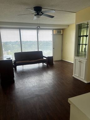 Midtown High Rise Apartment Available Now – photo 1