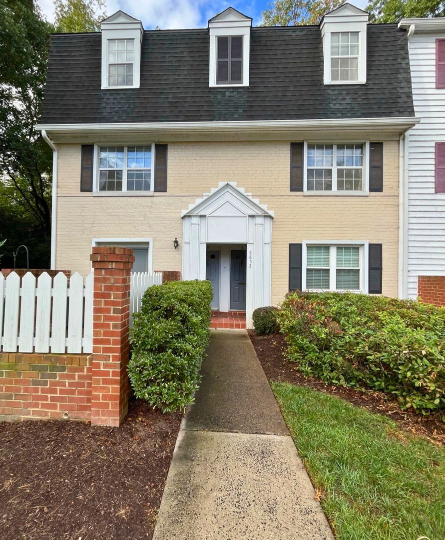 Arlington Condo: 2852 S. Wakefield St. #C