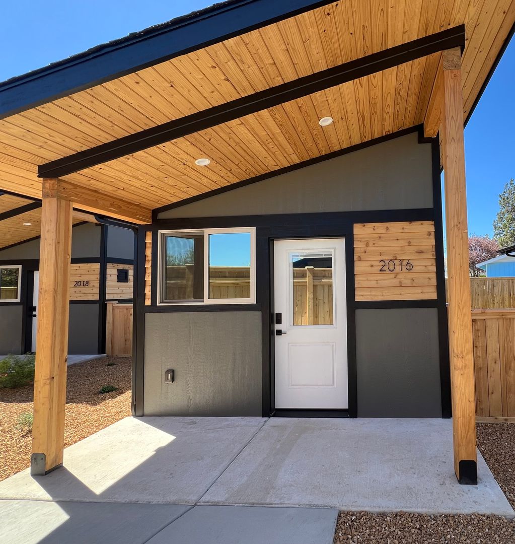 Redmond House: 2016 SW Reindeer Avenue