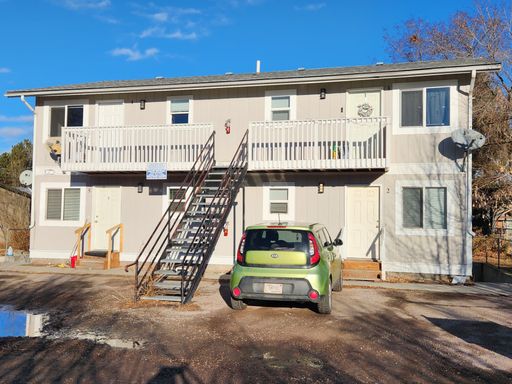Centrally Located Two Bedroom Unit Near Shopping and Restaurants – photo 1