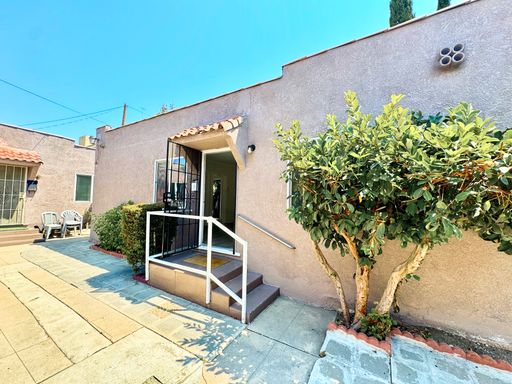 CHARMING STANDALONE HOLLYWOOD BUNGALOW WITH PRIVATE PATIO – photo 1