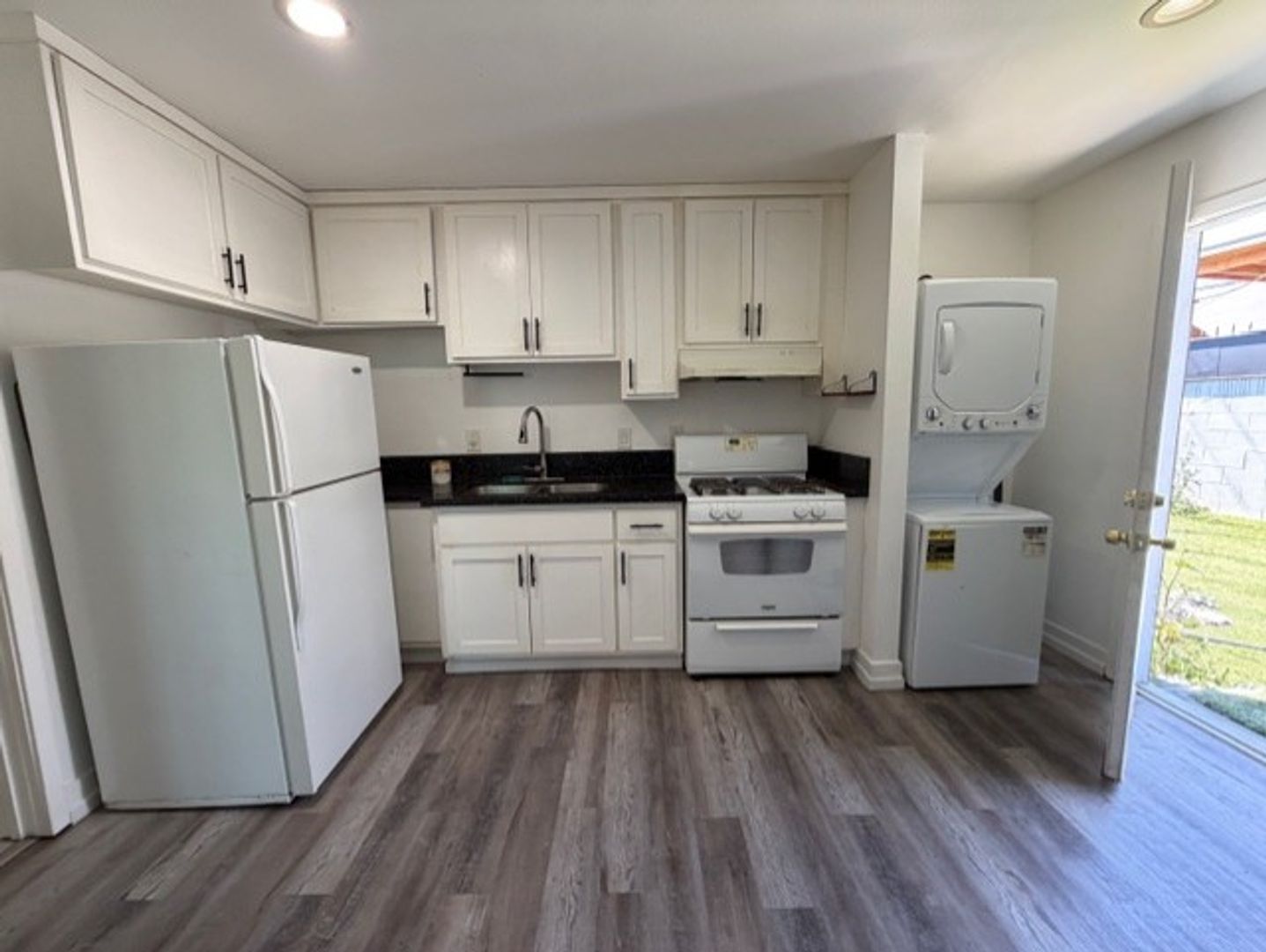 Los Angeles Apartment: 3320 W 66th Street