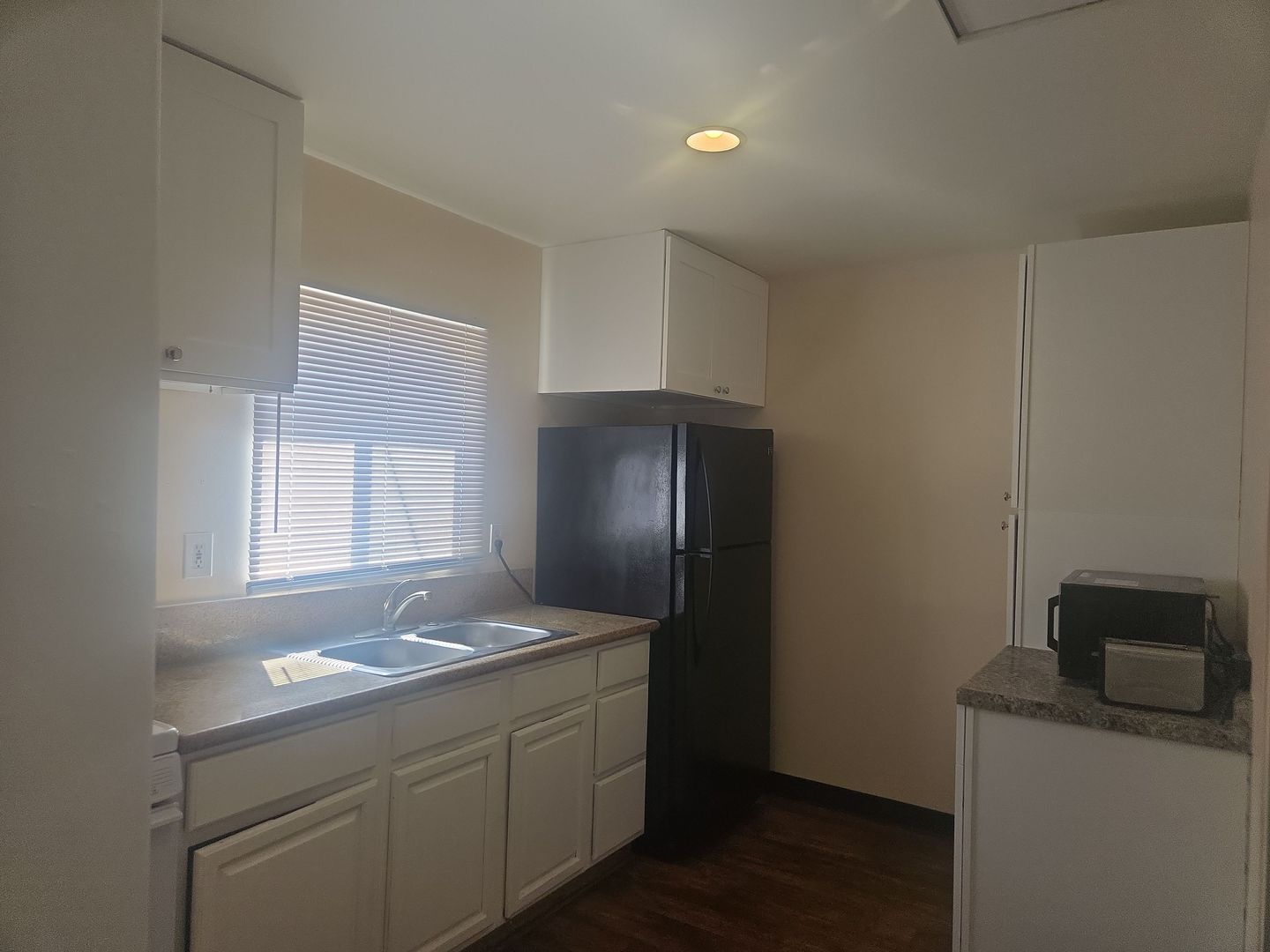 Long Beach House: 561 E 20th Street