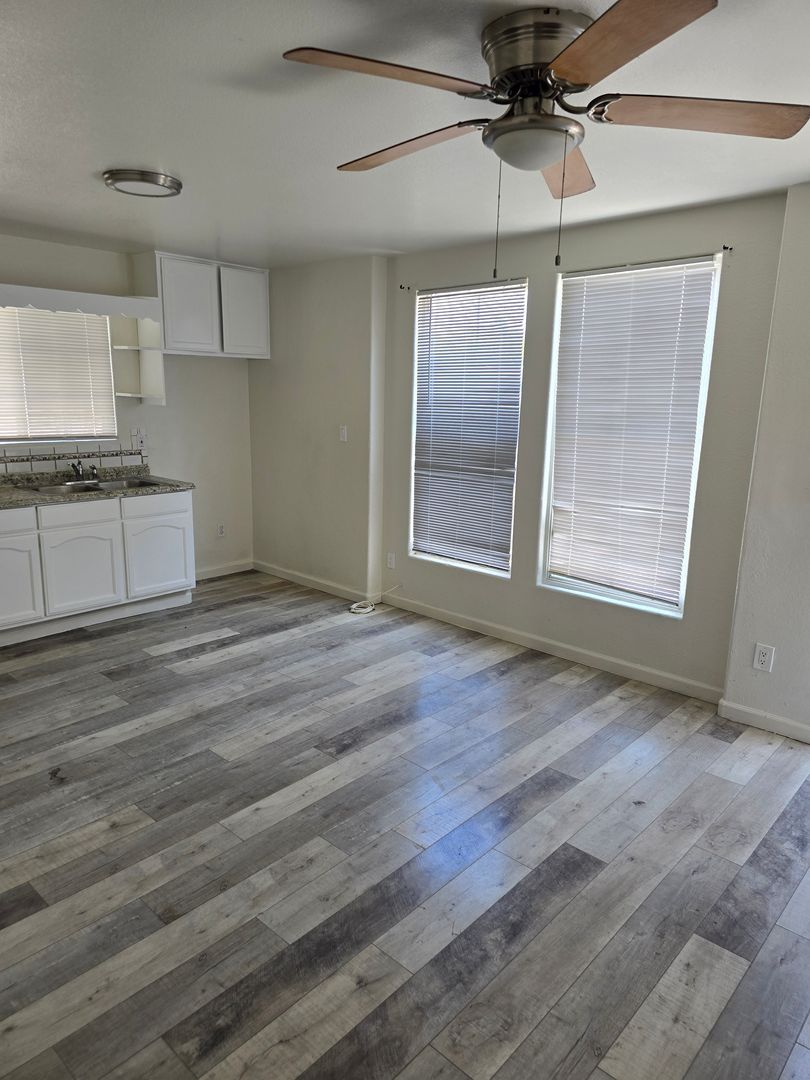 Los Angeles Apartment: 9113 Compton Avenue