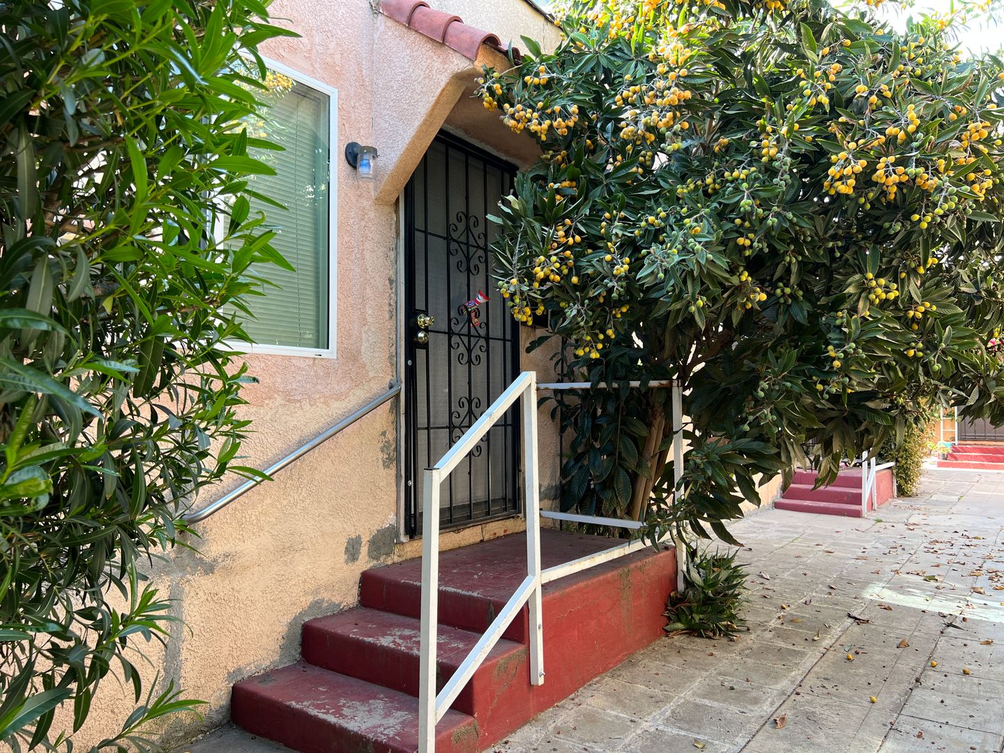 Los Angeles Apartment: 5223 De Longpre