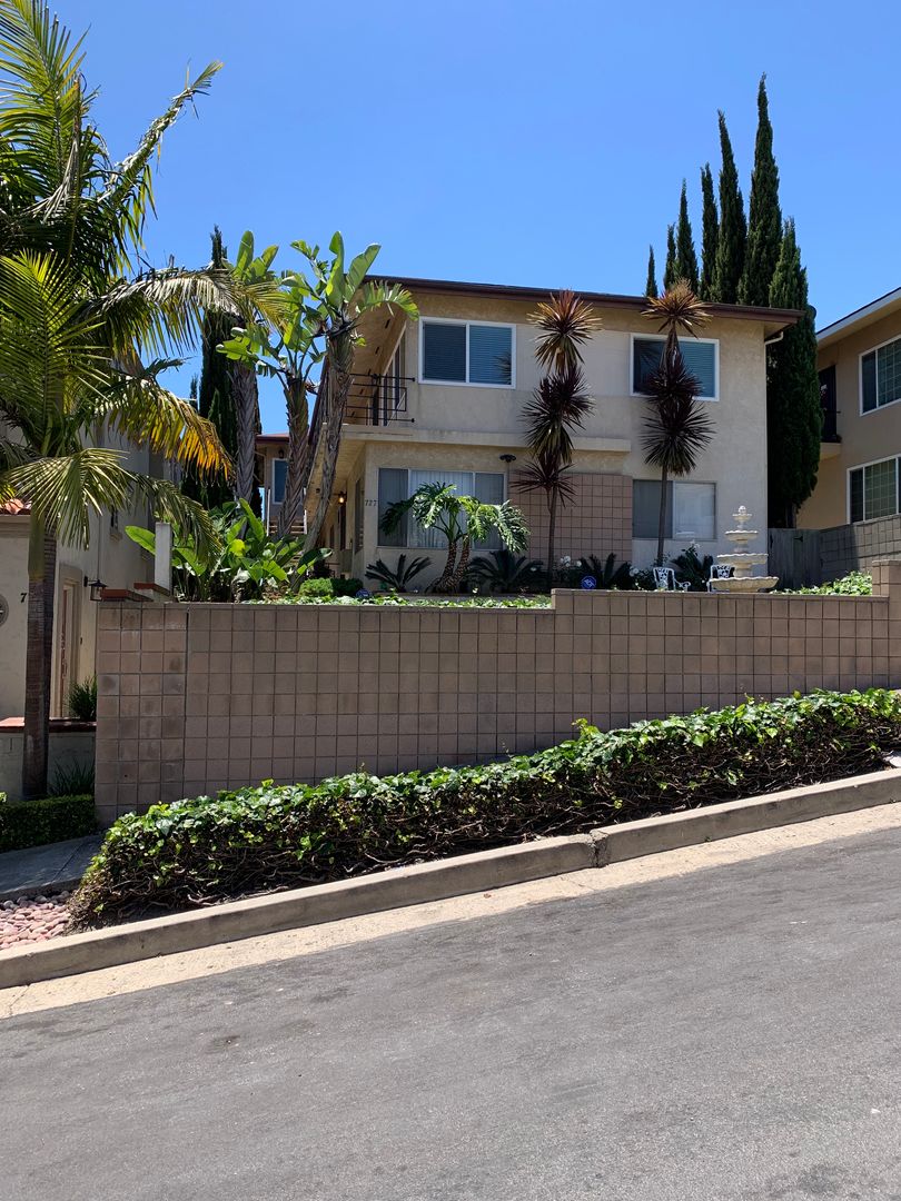 San Pedro Apartment: 727 West 27th Street