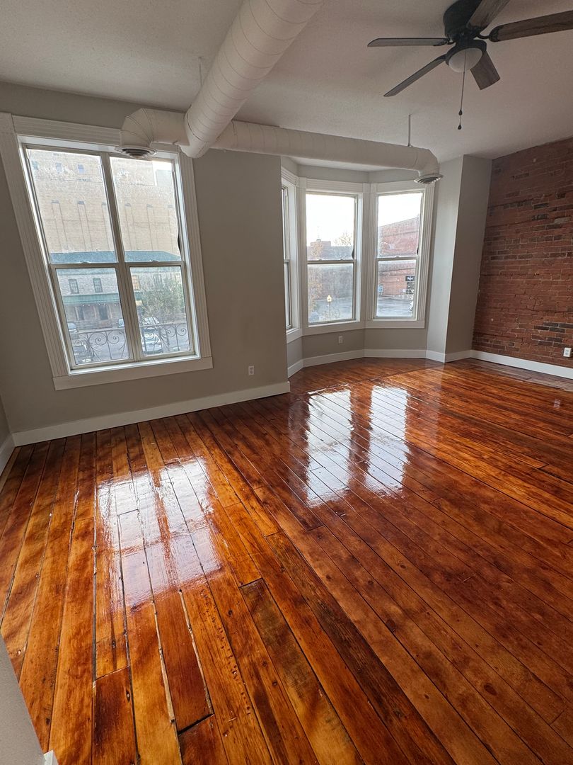 Davenport Apartment: 246 W 3rd St