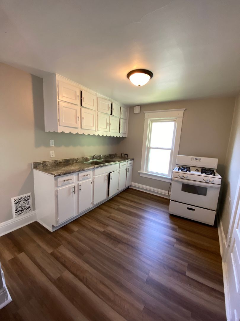 Davenport Apartment: 1450 W 8th Street