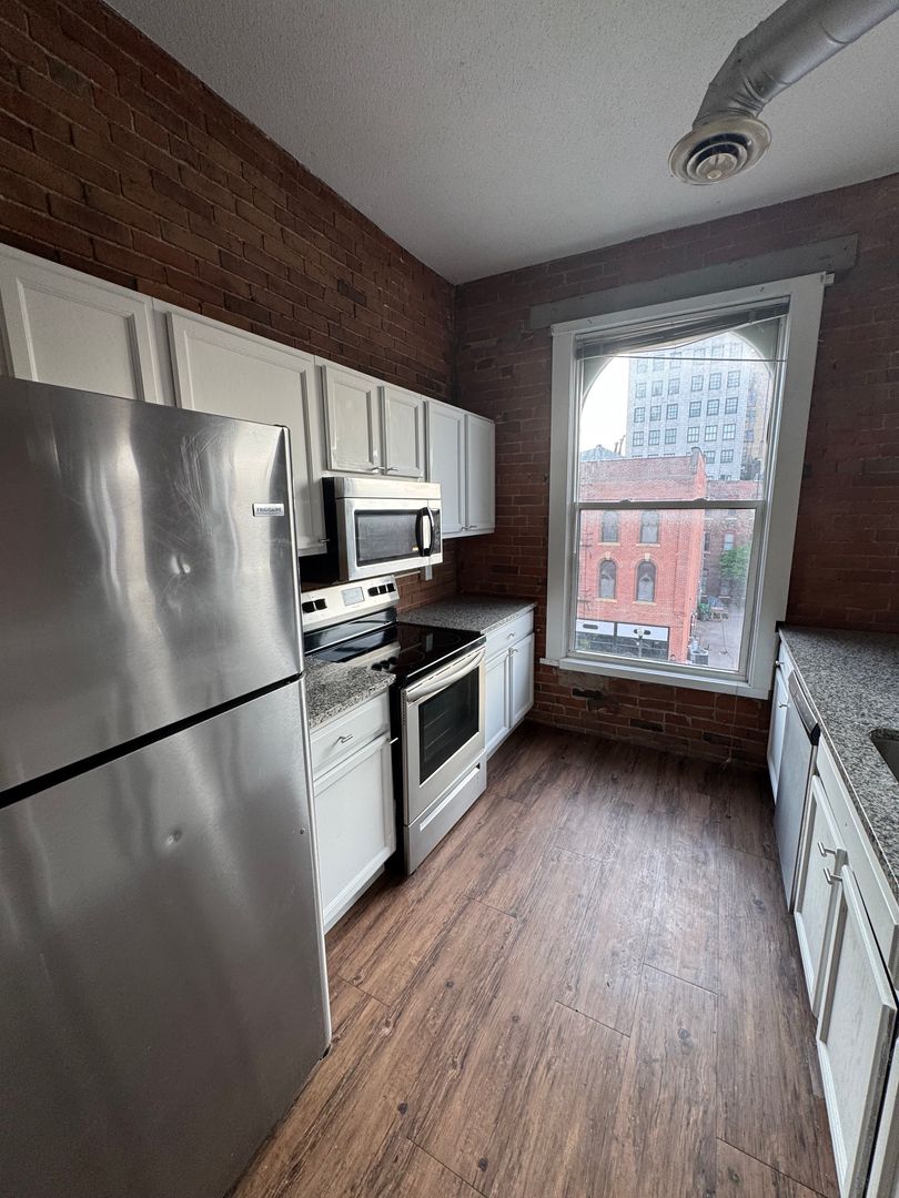 Davenport Apartment: 246 W 3rd St