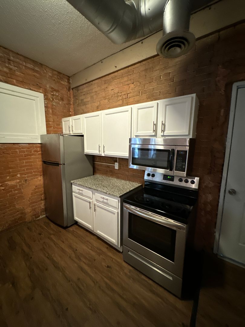 Davenport Apartment: 246 W 3rd St