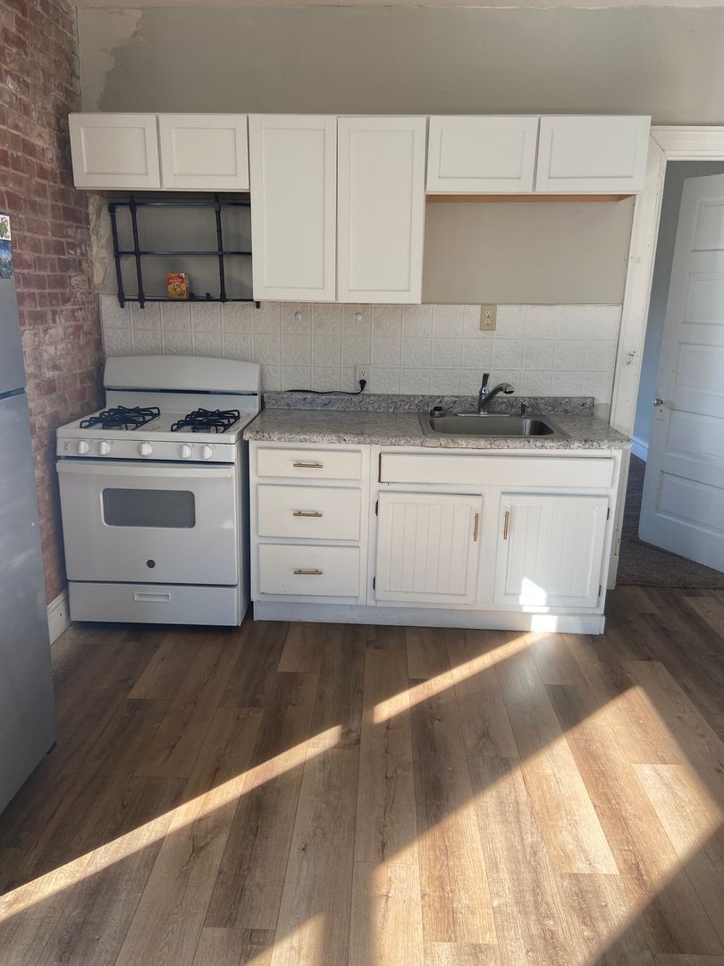 Davenport Apartment: 703 E. 14th St.