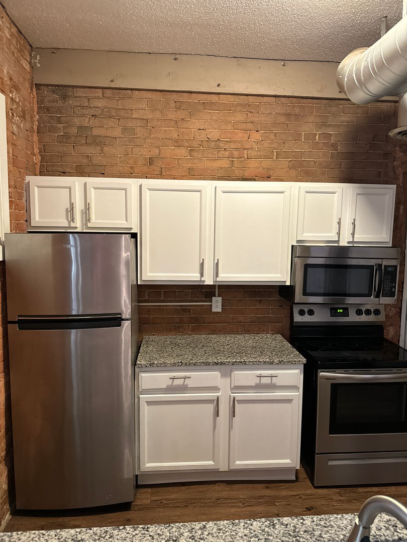 Davenport Apartment: 246 W 3rd St