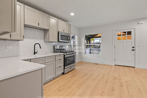 Charming 2-Bedroom Retreat with Bonus Room in Parkrose! – photo 1