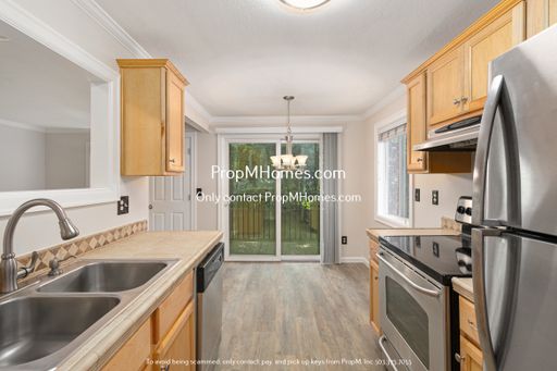 Bright One Bedroom Condo in West Slope! – photo 1