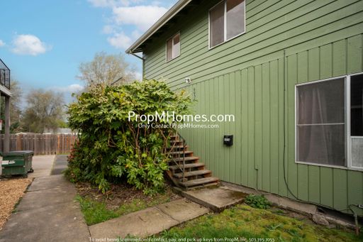 Updated Second-Story Two Bedroom Home In Beaverton! – photo 1