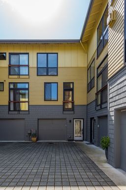 Stunning Three-Bedroom Townhome in Desirable Johns Landing! – photo 1
