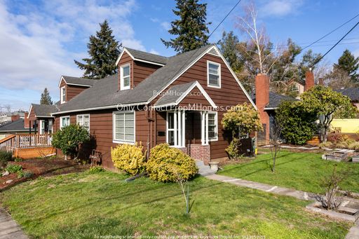 Charming Two Bedroom Duplex in SE! – photo 1